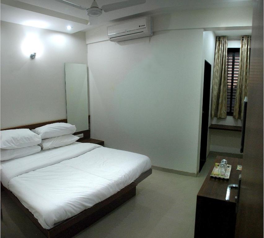 Sai Srushti Hotell Shirdi Exteriör bild